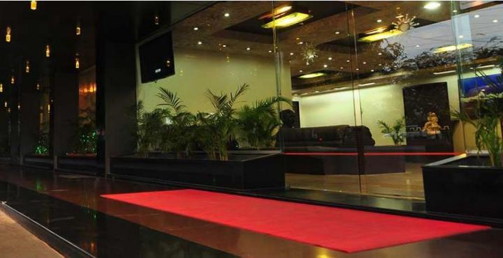 Infiniti Hotel And Spa Indore Buitenkant foto