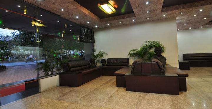 Infiniti Hotel And Spa Indore Buitenkant foto