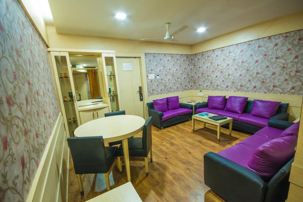 Infiniti Hotel And Spa Indore Buitenkant foto