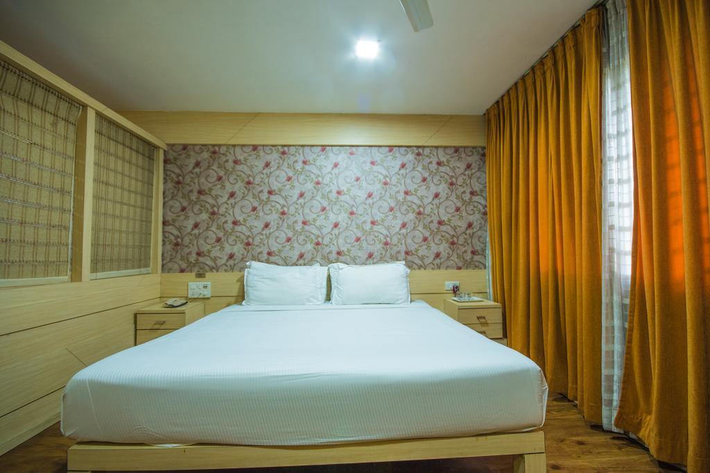 Infiniti Hotel And Spa Indore Buitenkant foto