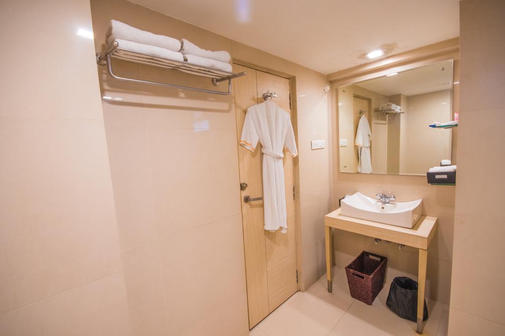 Infiniti Hotel And Spa Indore Buitenkant foto