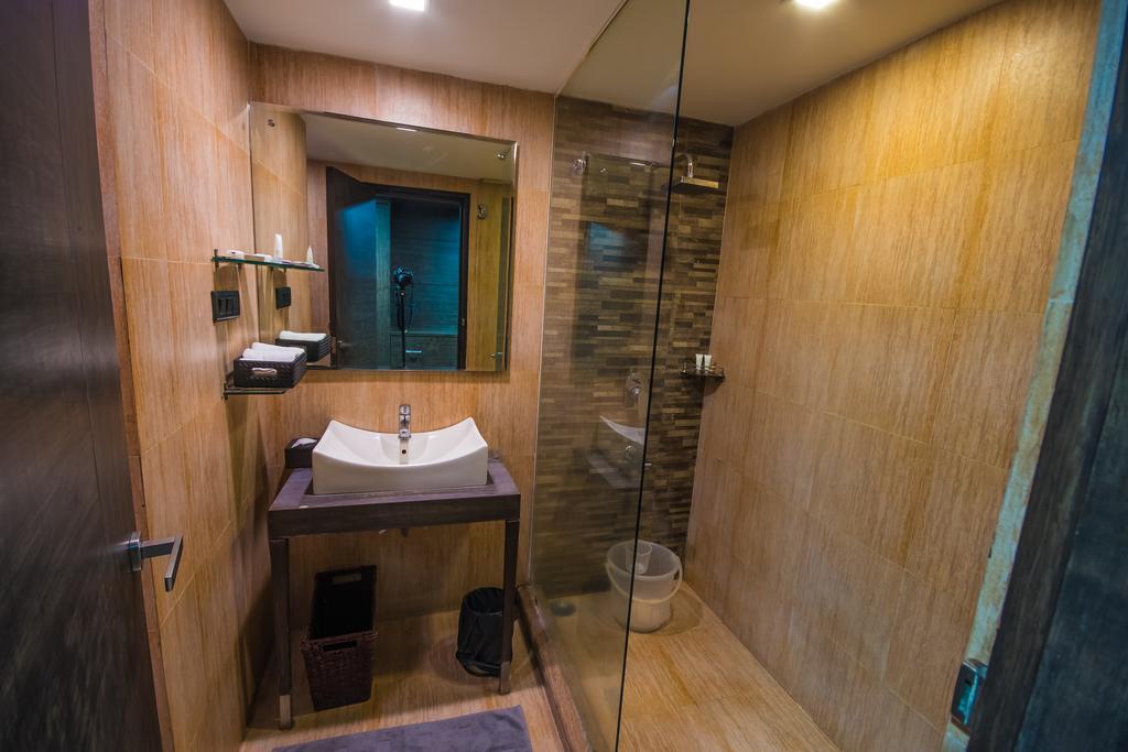 Infiniti Hotel And Spa Indore Buitenkant foto