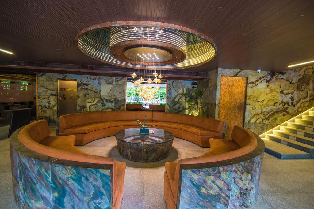 Infiniti Hotel And Spa Indore Buitenkant foto
