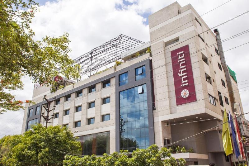 Infiniti Hotel And Spa Indore Buitenkant foto