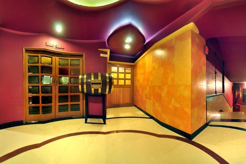 Infiniti Hotel And Spa Indore Buitenkant foto