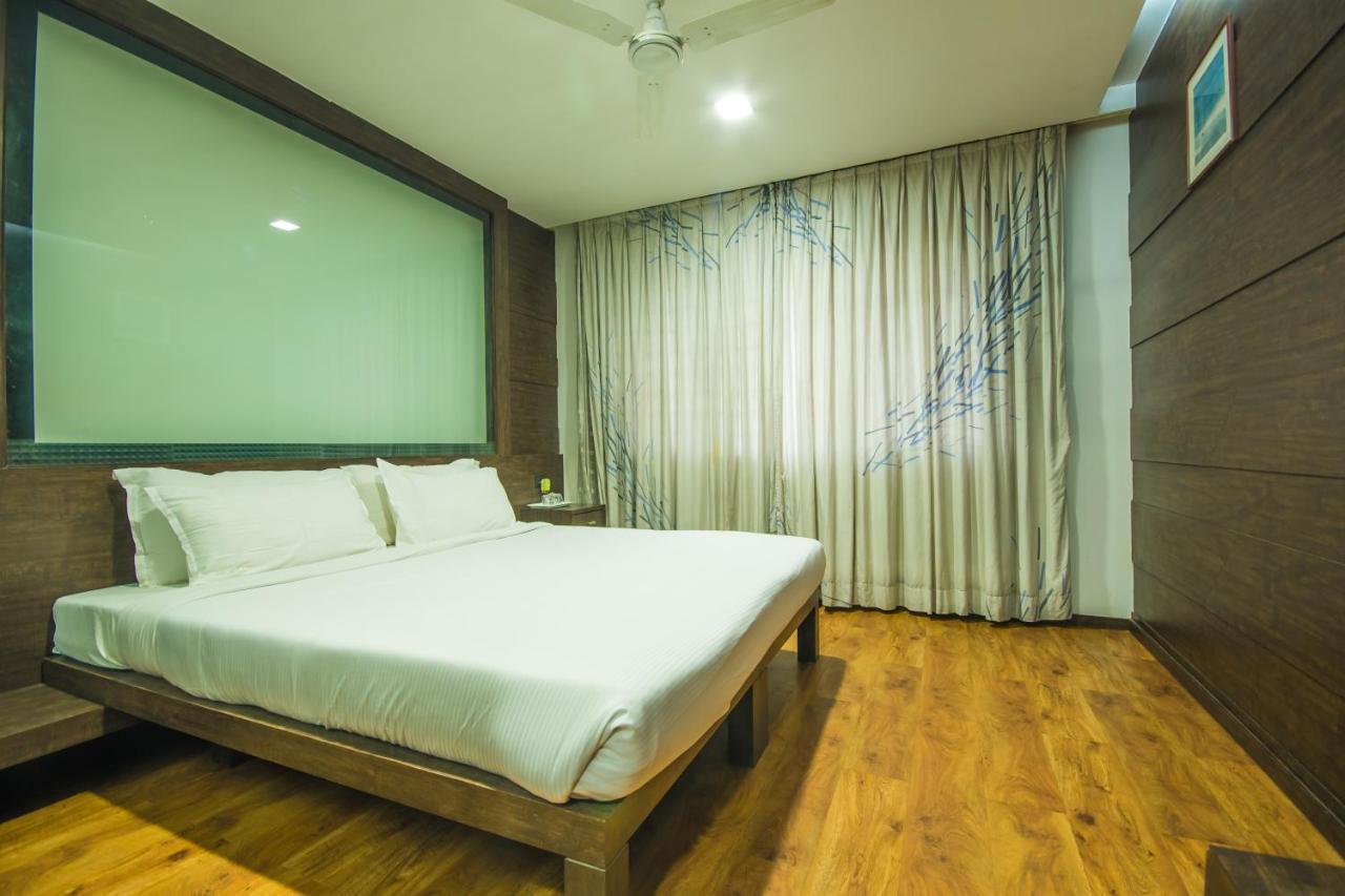 Infiniti Hotel And Spa Indore Buitenkant foto